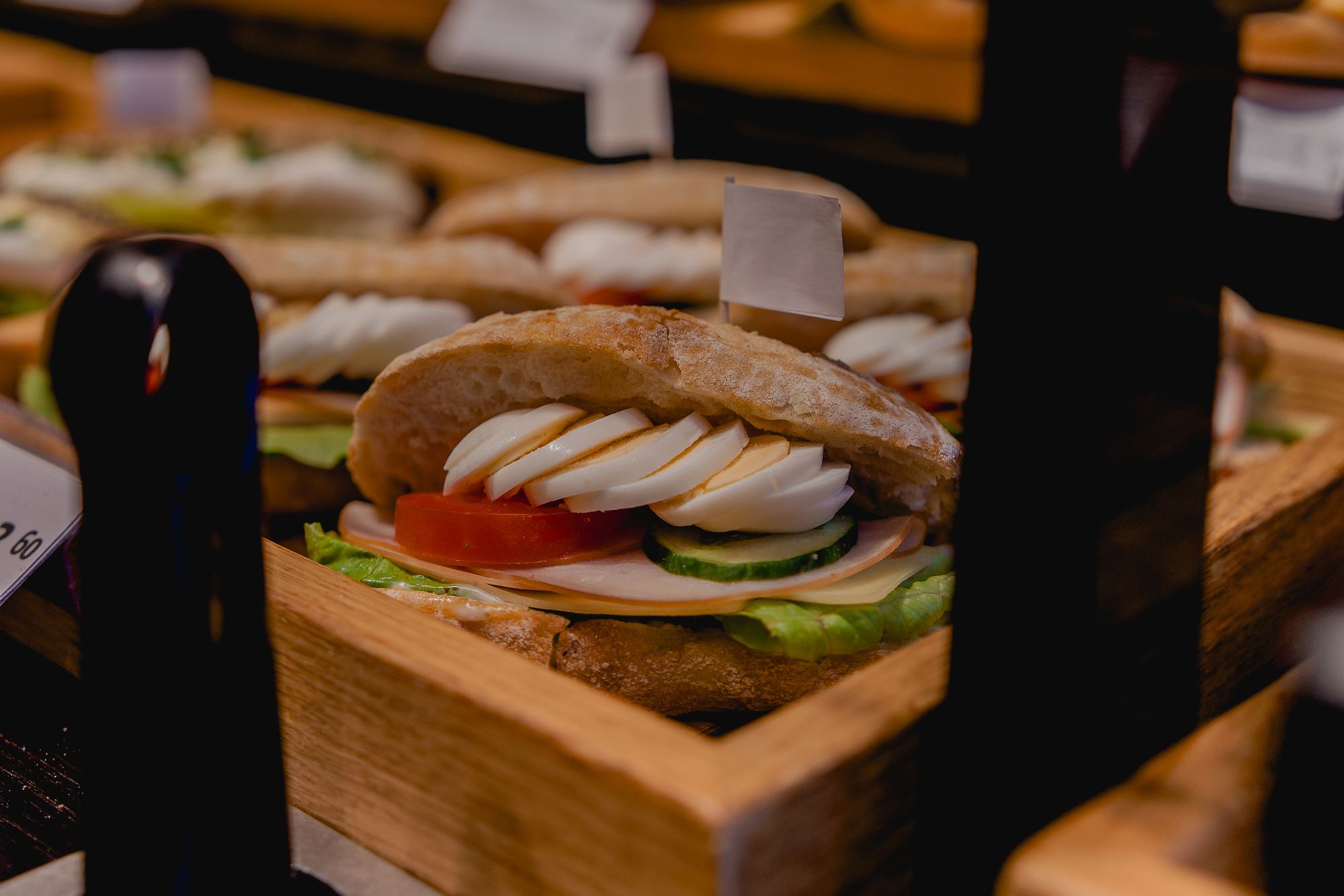 Auslage belegtes Brötchen mit Ei