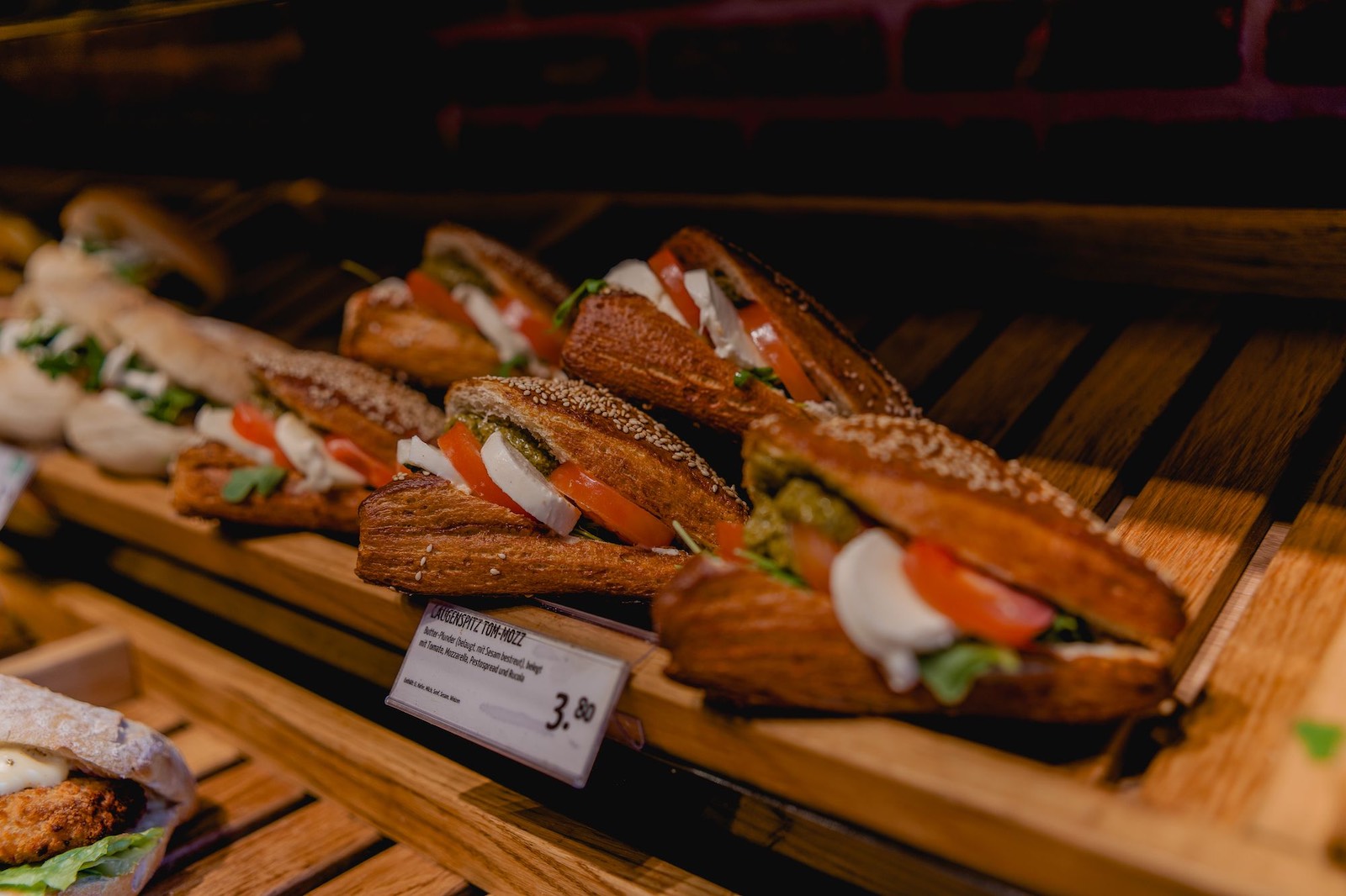 Auslage belegte Brötchen mit Tomate