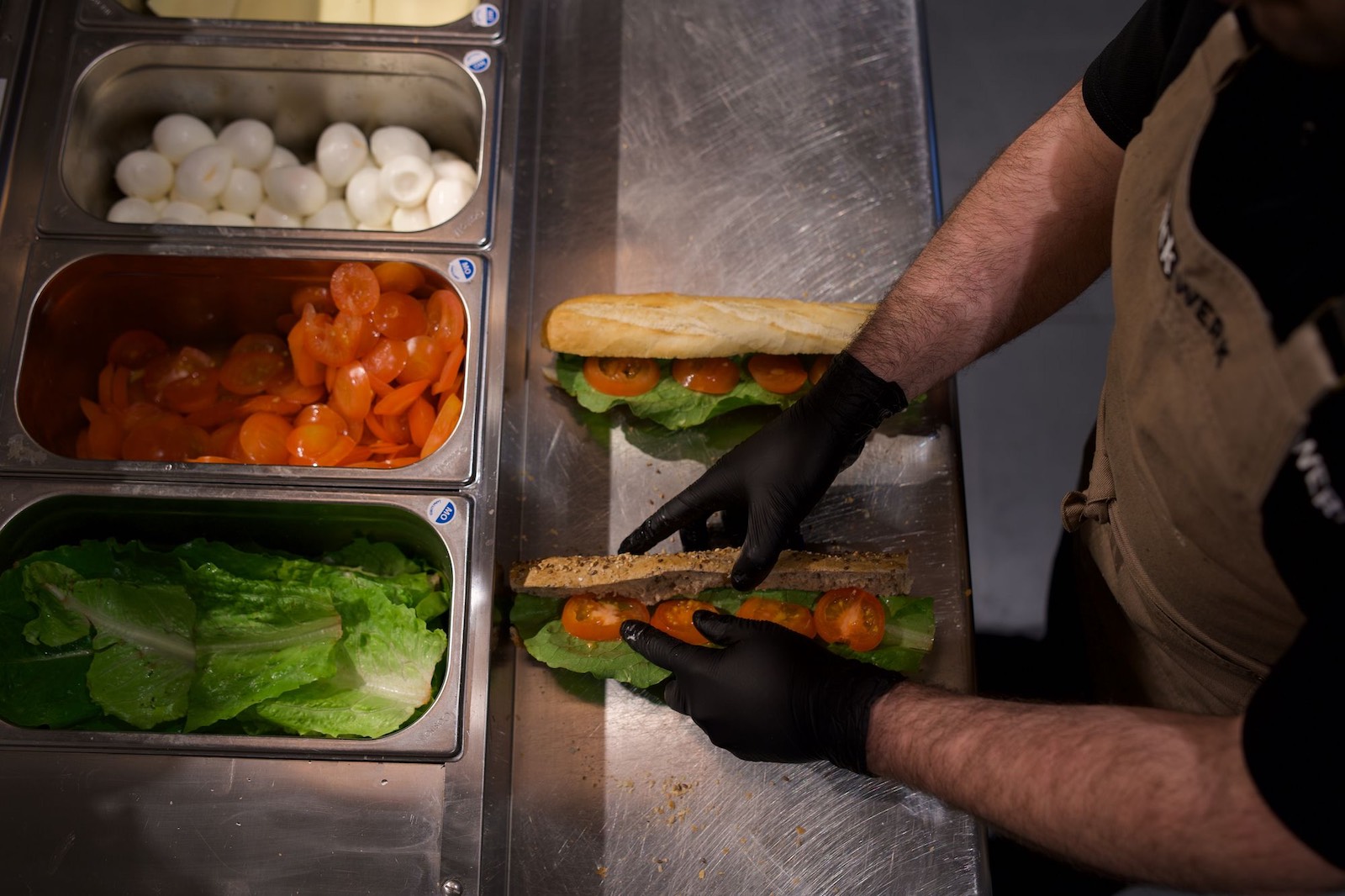 Mitarbeiter belegt Brötchen